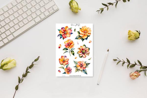 Stickerbogen mit bunten, handgezeichneten Blumen, auf einem hellen Schreibtisch arrangiert, neben einer Tastatur, Stift und Rosen.